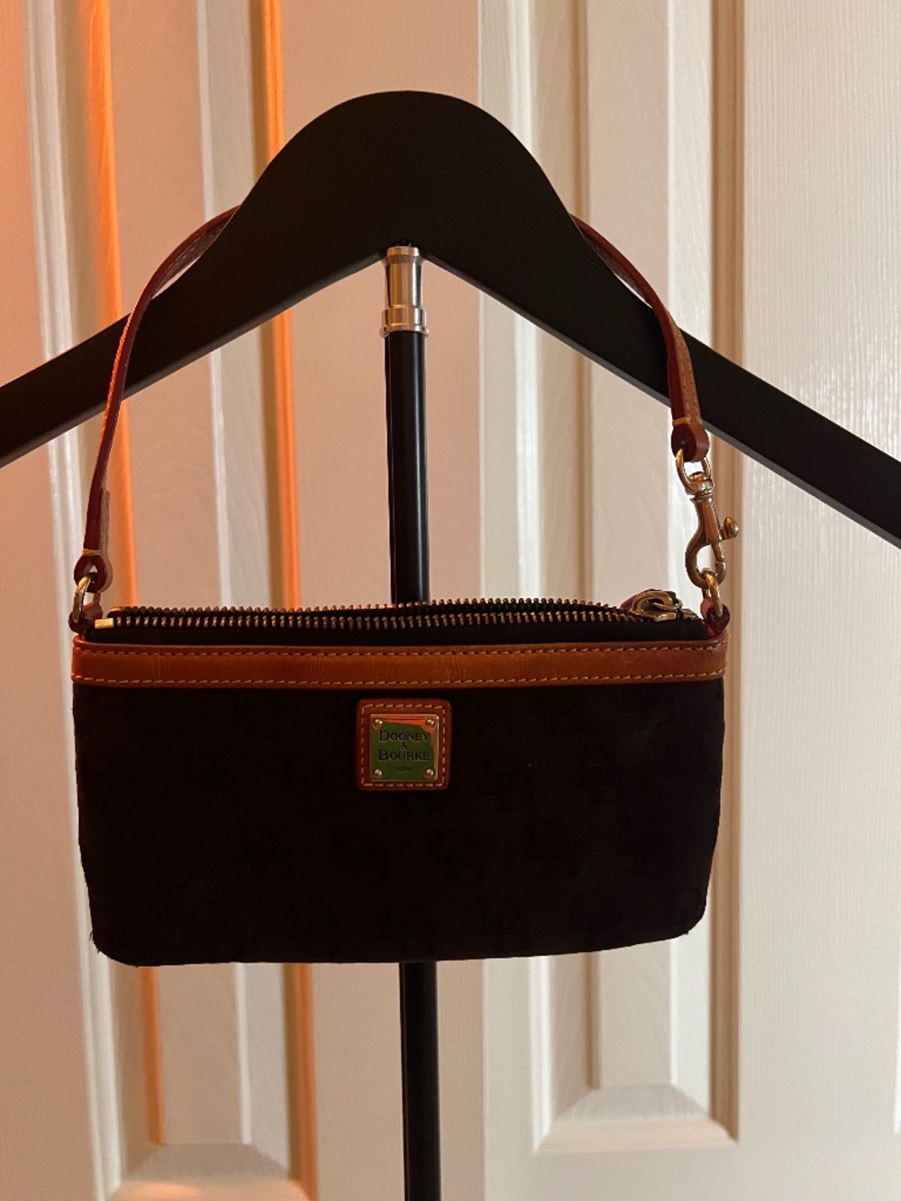 Dooney & Bourke Small Handbag – Black & Tan